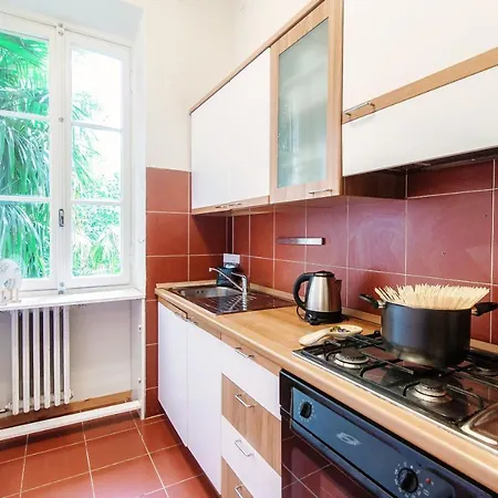 アパート Altido Cosy 2bed Apt With Garden And Parking チェルノッビオ